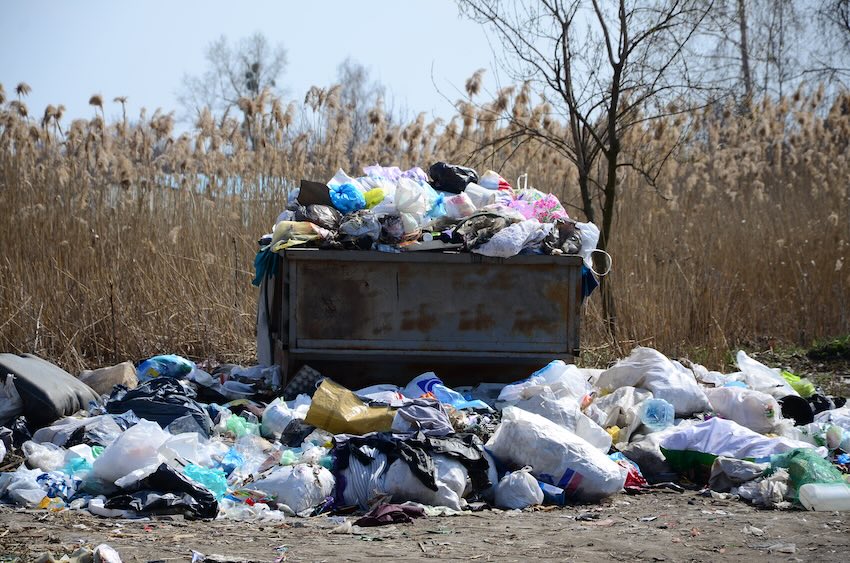 Ciechanowiec: Złapani przez monitoring. Podrzucali śmieci pod PSZOK w Ciechanowcu