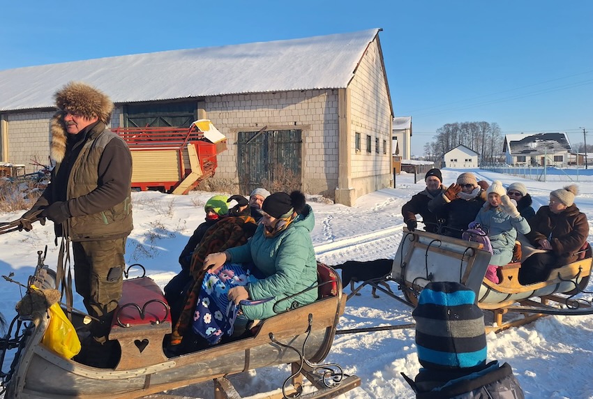 Trzy konie i gorąca grochówka. Seniorzy z Nowych Piekut na zimowym kuligu [foto]