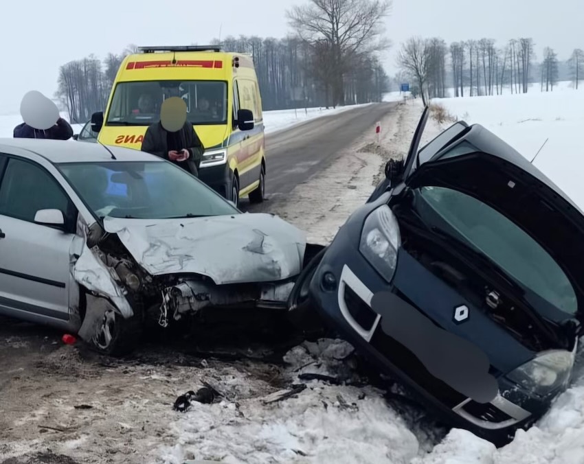 Zderzenie dwóch aut w gminie Czyżew. Jedna osoba w szpitalu [foto]