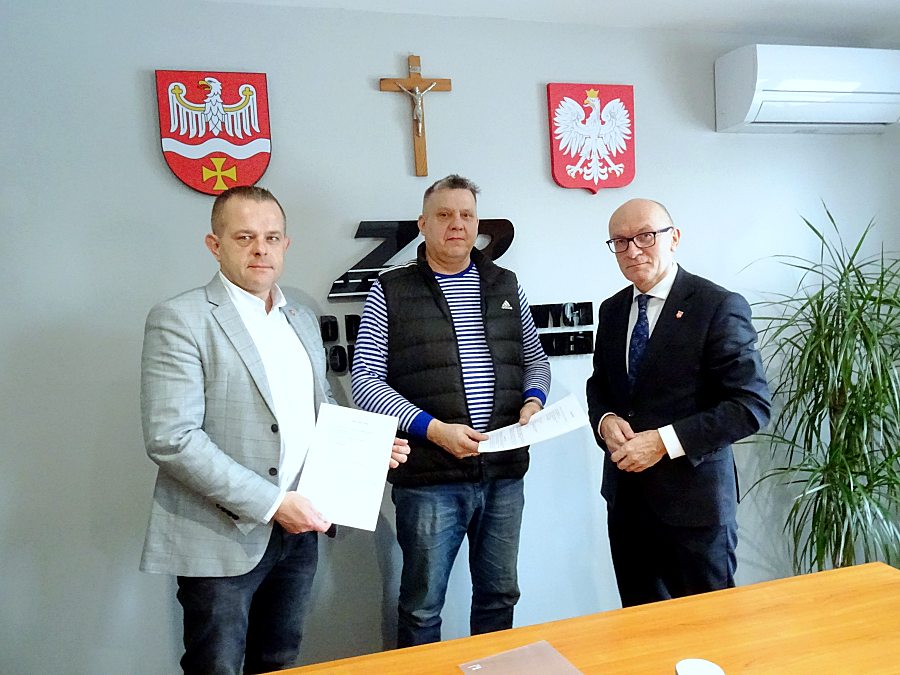 Prawie 2,7 mln zł na drogę w gminie Kobylin-Borzymy. Umowa podpisana [foto]