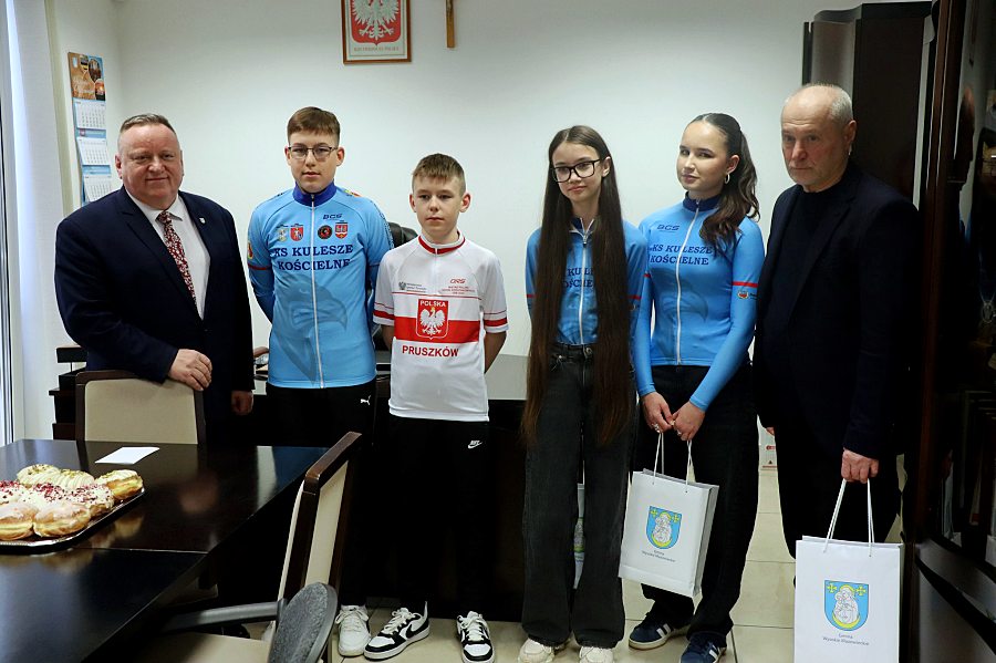 Kolarze z KS Kulesze Kościelne z wizytą u Wójta Gminy Wysokie Mazowieckie [foto]