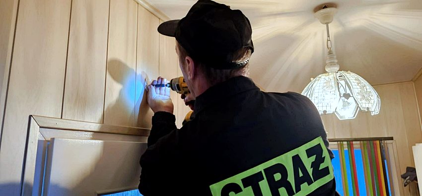 Strażacy z Pszczółczyna montowali czujki w domach seniorów [foto]