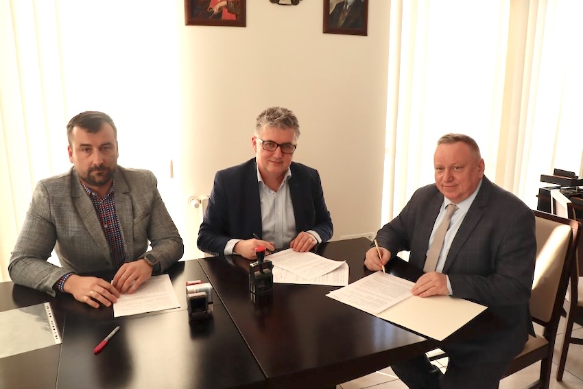 Wójt podpisał umowę. Powstanie nowa droga w Brzóskach-Falkach [foto]