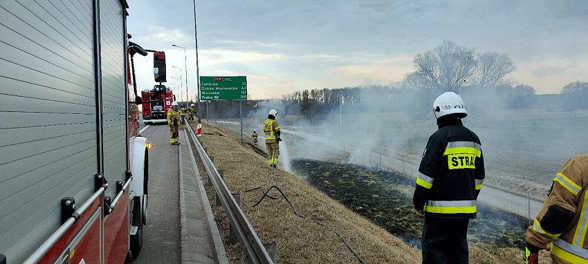 Kłęby dymu nad drogą ekspresową. Popołudniowa interwencja w okolicach miejscowości Sikory-Bartyczki [foto]