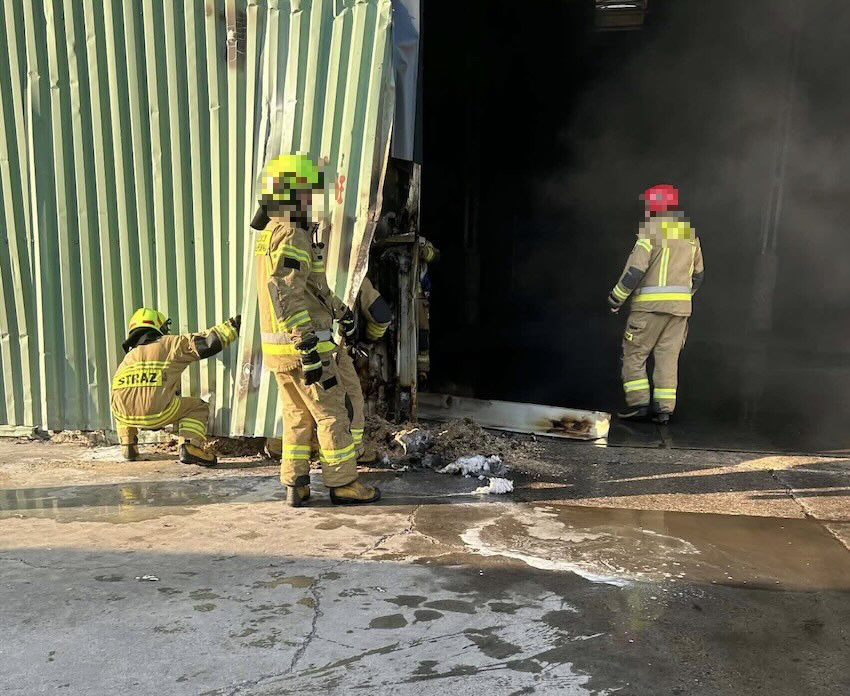 Pożar hali magazynowej w Szepietowie. Strażacy musieli wycinać elementy ścian
