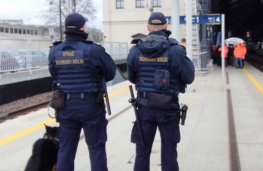 Zapalił papierosa na peronie w Szepietowie. Został zatrzymany przez służby