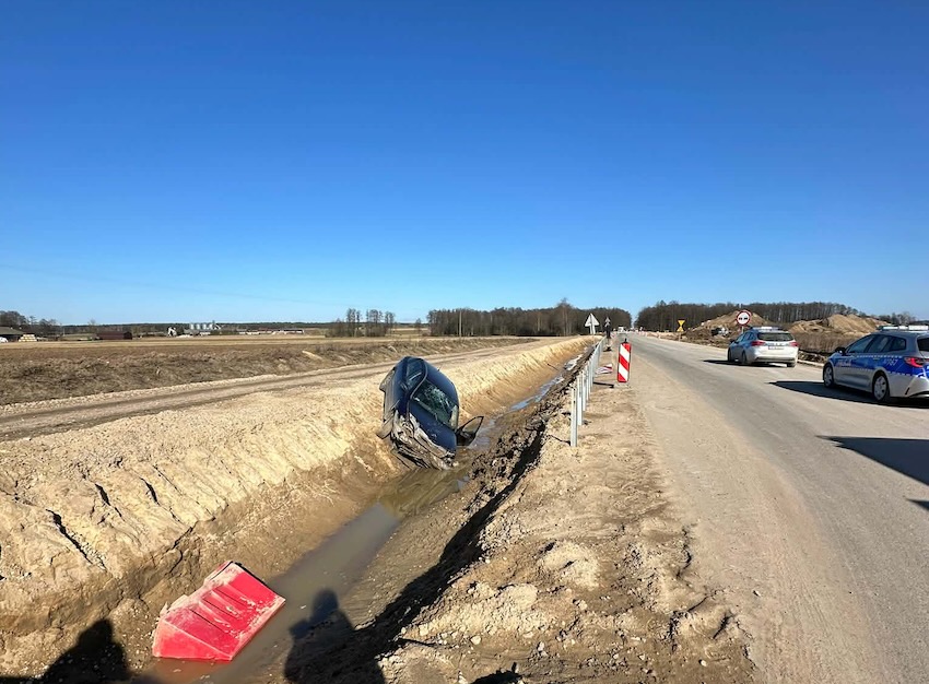 Sokoły: Samochód osobowy wypadł z drogi na tymczasowej trasie [foto]