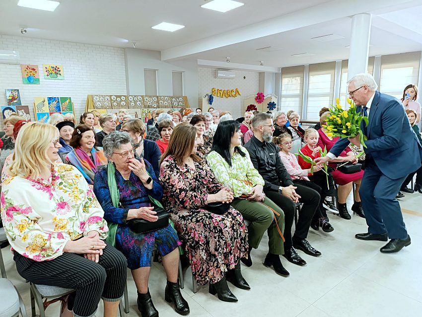 Życzenia i akordeon na żywo. Tak mieszkańcy gminy Czyżew świętowali 8 marca