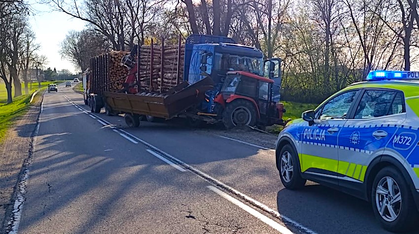 Zderzenie ciężarówki i traktora na D19. Kierowca w szpitalu [foto]