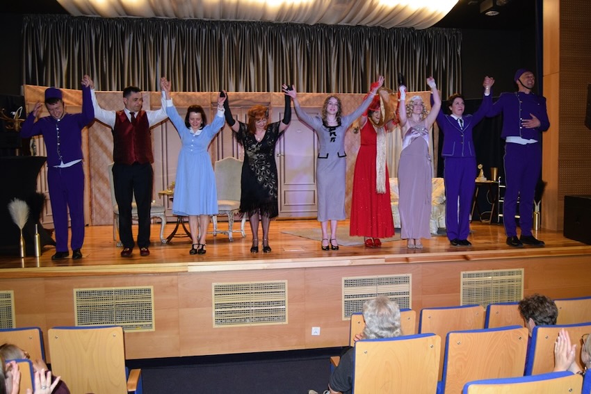 Scena w Ciechanowcu przejęta przez aktorów z Bielska. Zagrali o hotelowych perypetiach [foto]