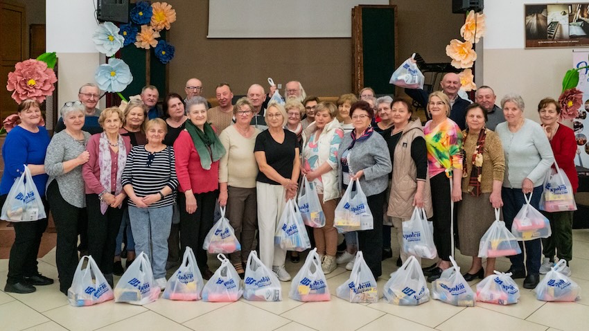 Pakiety z chemią gospodarczą dla seniorów z Sokół. Miły akcent na spotkaniu [foto]