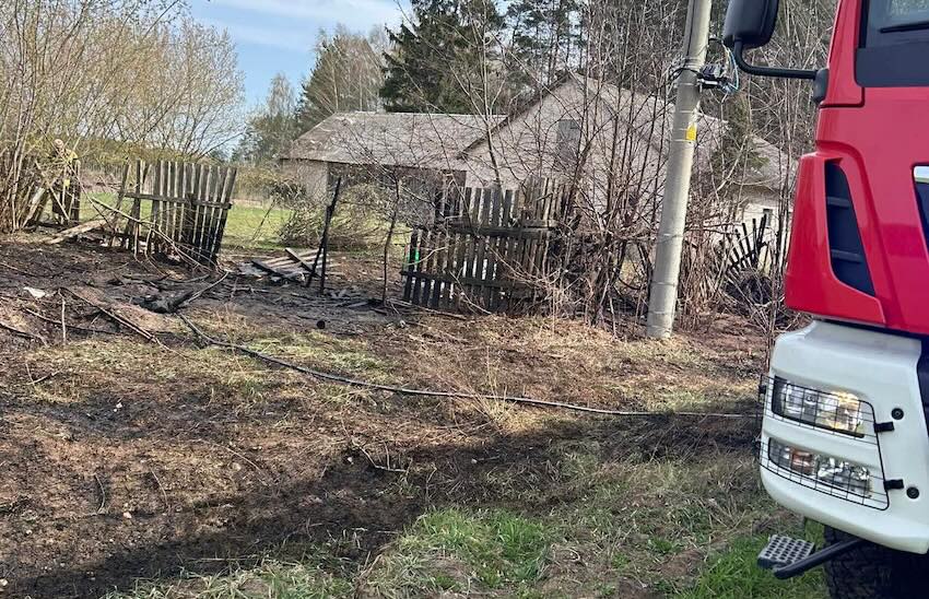 Strażacy w akcji. Zagrożone zabudowania w gminie Kulesze Kościelne