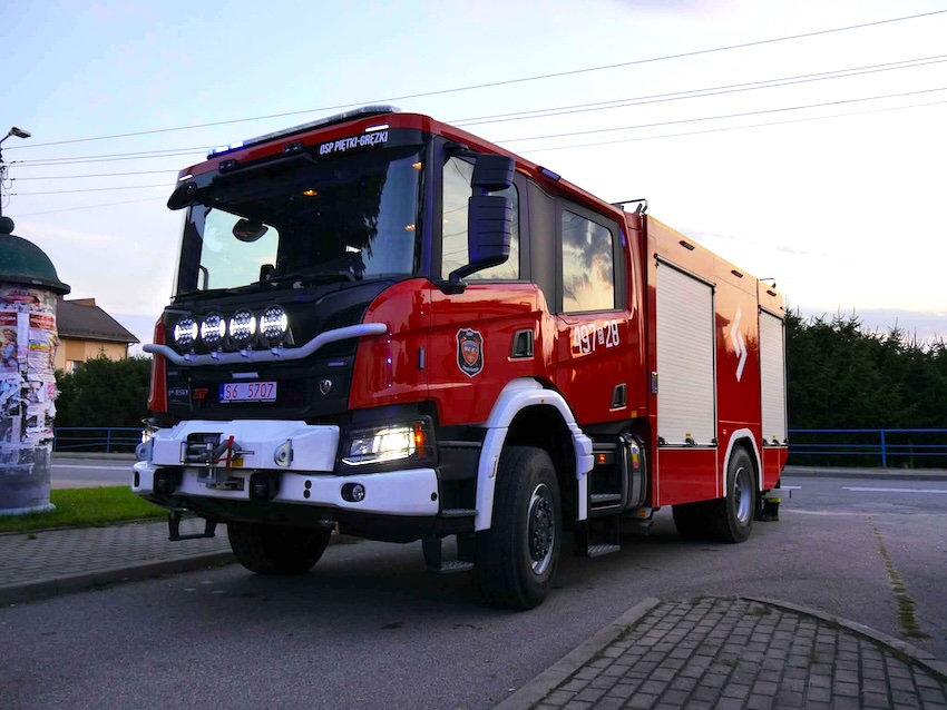 Przejazd wozem bojowym i grill. Druhowie z OSP Piętki-Gręzki licytowali dla Emilii