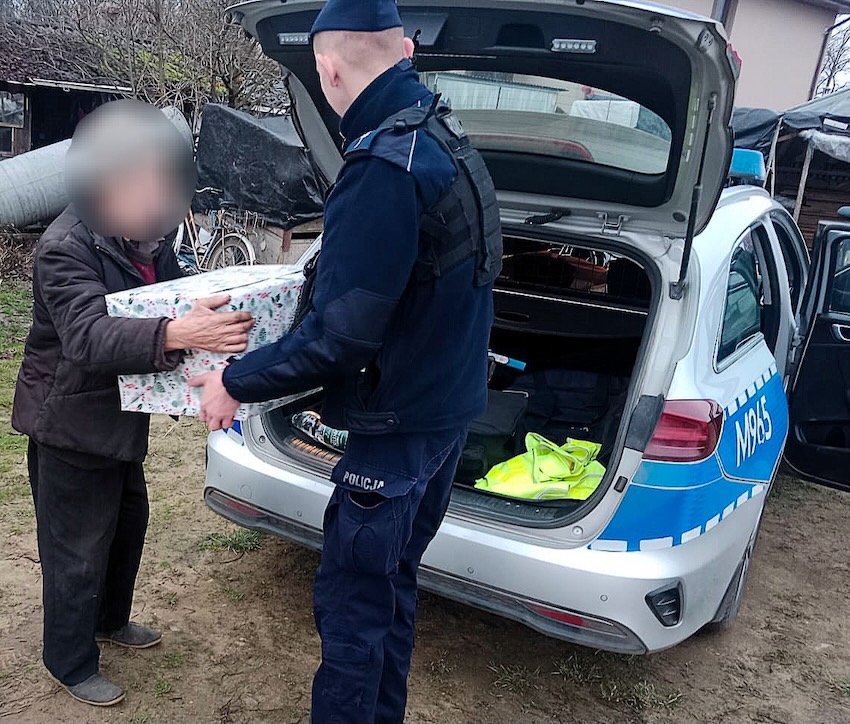 Dzielnicowy z Ciechanowca ruszył z pomocą. Senior z gminy Klukowo nie krył łez
