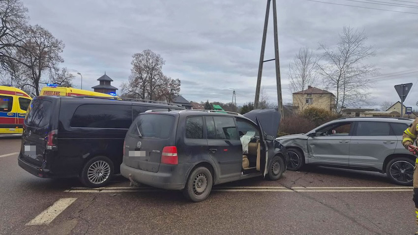 Karambol w Dąbrówce Kościelnej. Dziecko i dorosły zabrani do szpitala [foto]