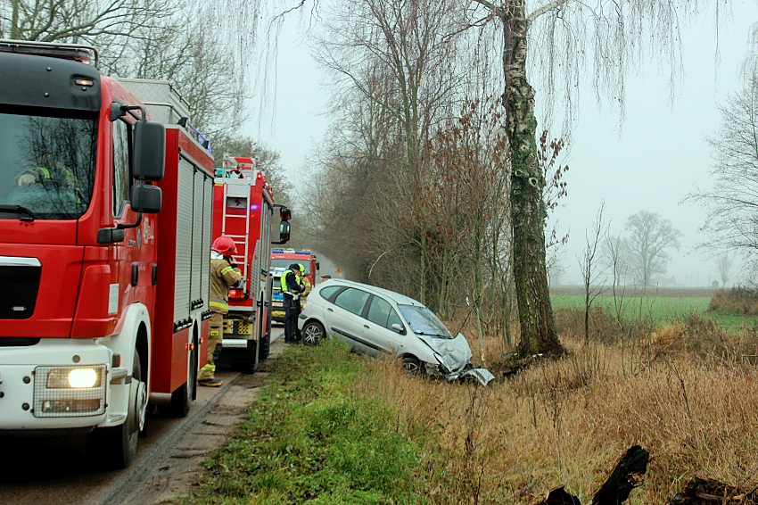 Wypadek w gminie Szepietowo. Kobieta trafiła do szpitala [foto]