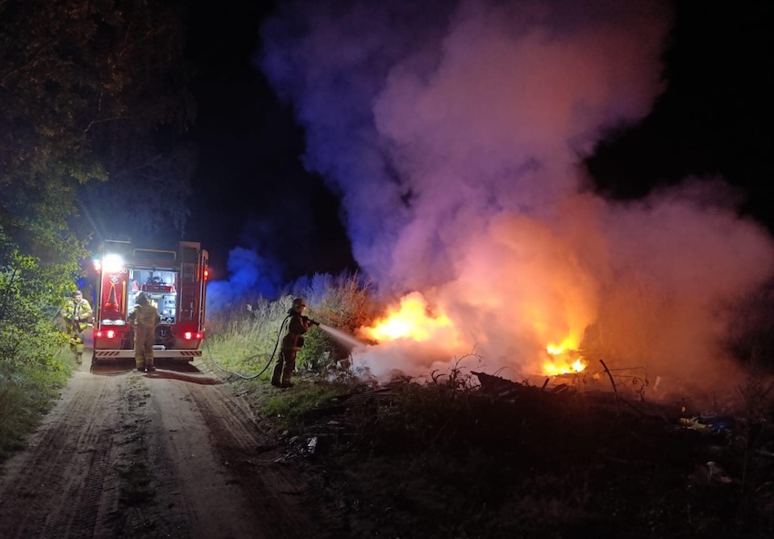 Dwa zastępy OSP KSRG Sokoły walczyły z pożarem [foto]
