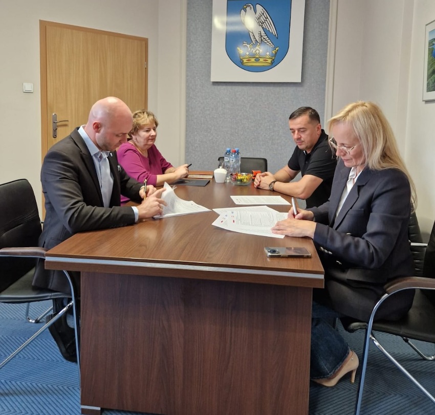 Nowe drogi w Krzyżewie. Wójt Gminy Sokoły podpisał umowę z wykonawcą