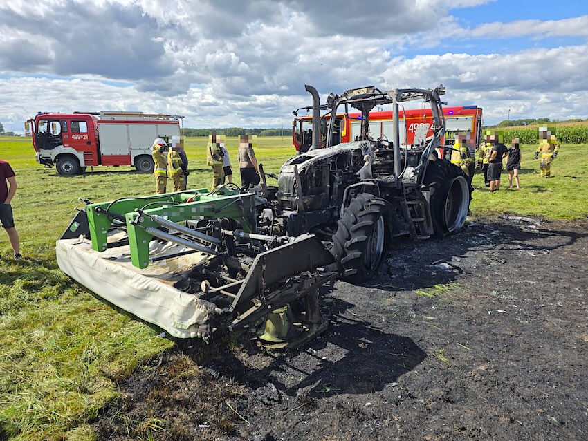 Ciechanowiec: Ciągnik z kosiarką stanął w płomieniach podczas prac polowych [foto]