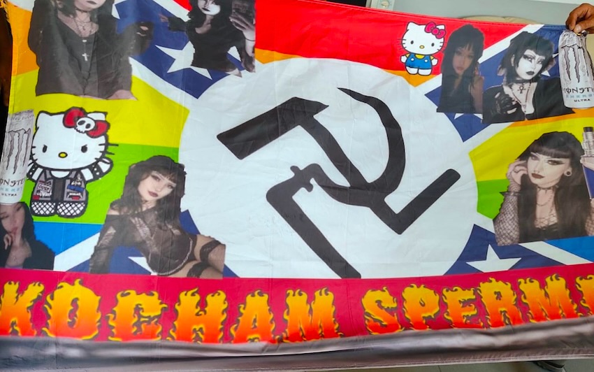 Flaga na wieży w Wysokiem Mazowieckiem. Sierp i młot obok postaci kobiet i anime [foto]