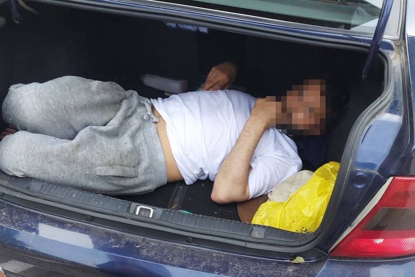 Przewozili Afgańczyka w bagażniku Opla [foto]