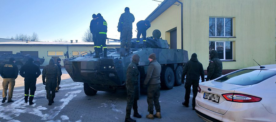 Wysokie Mazowieckie: Strażacy ćwiczyli z transporterami opancerzonymi „Rosomak” [foto] 