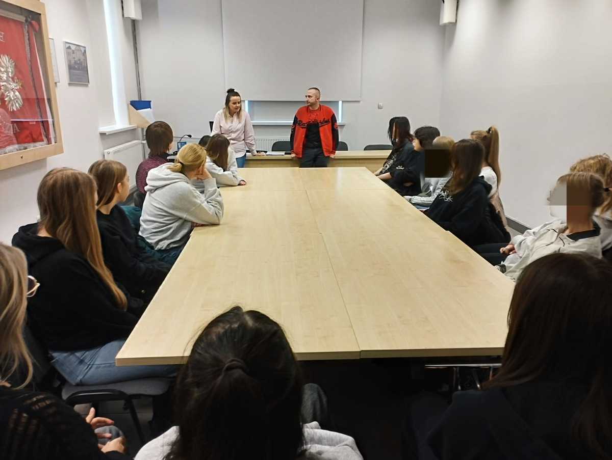 Młodzież z Wysokiego Mazowieckiego odkrywała tajniki służby policyjnej [foto]