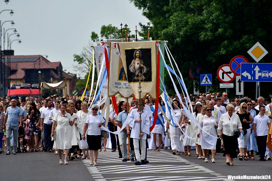 Ulice Wysokiego Mazowieckiego pełne wiernych podczas procesji Bożego Ciała [wideo/foto]
