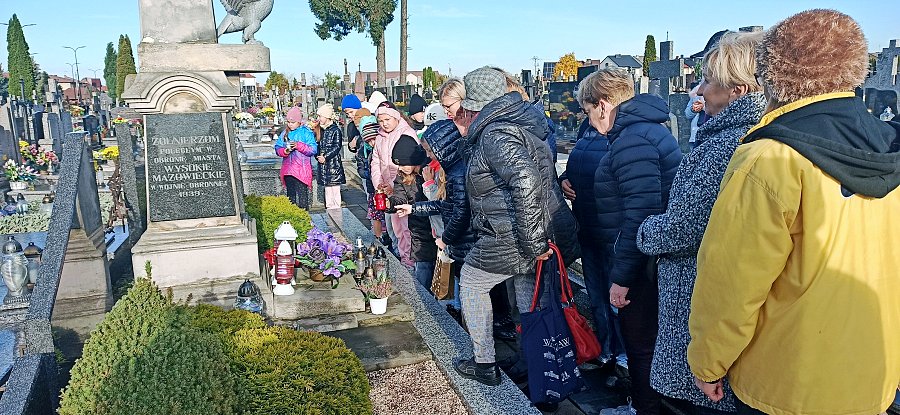 Wysokie Mazowiecki: Seniorzy i harcerze uczcili pamięć zmarłych [foto]