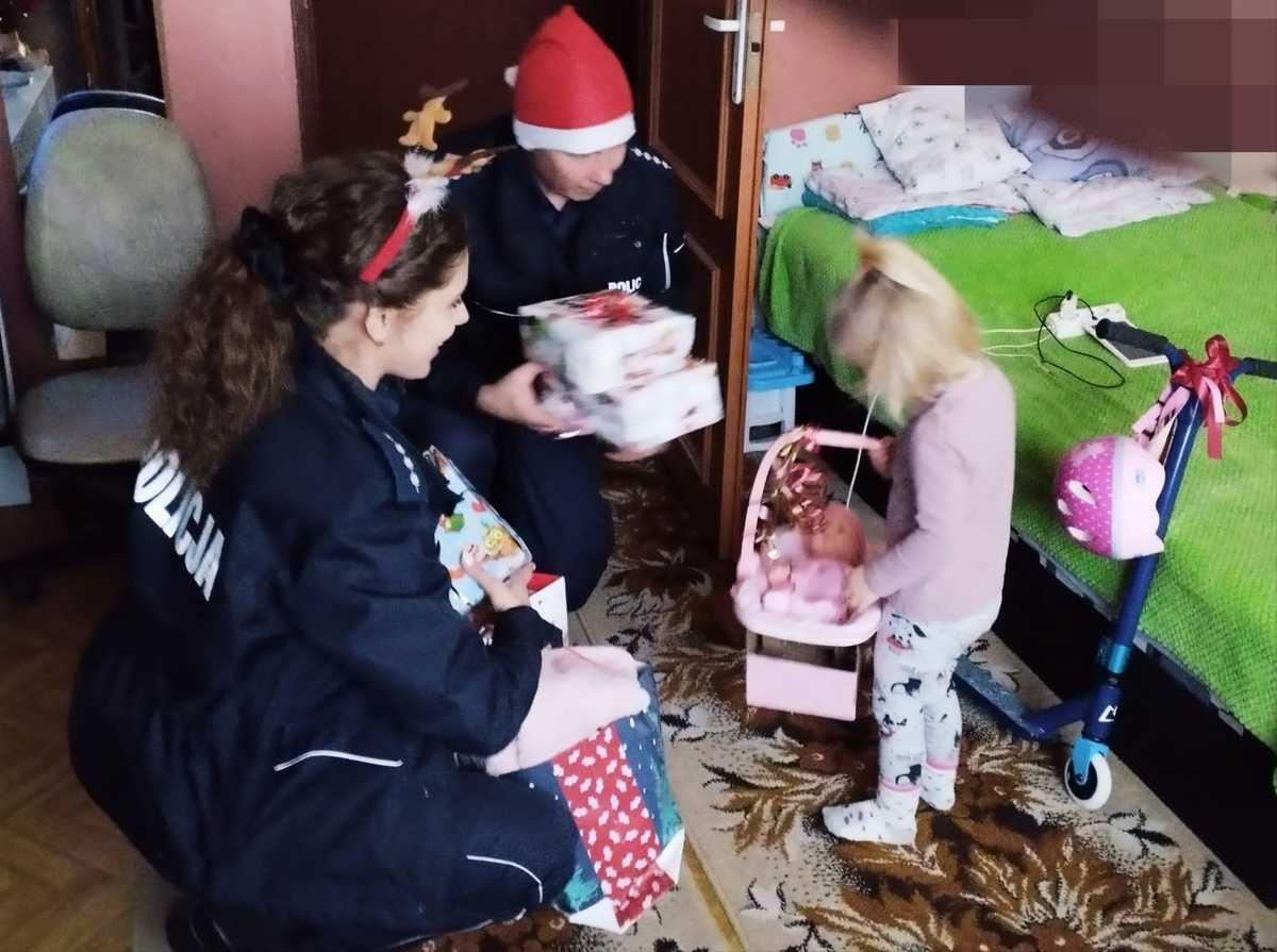 Wysokie Mazowieckie: Policjanci jako Mikołaje: Niespodzianka dla małej Wiktorii [foto]