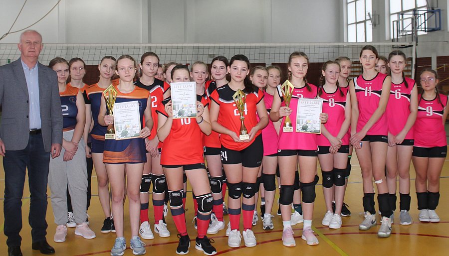 Czyżew: Sportowa rywalizacja w Czyżewie: Mikołajkowy Turniej Piłki Siatkowej 2023 [foto]