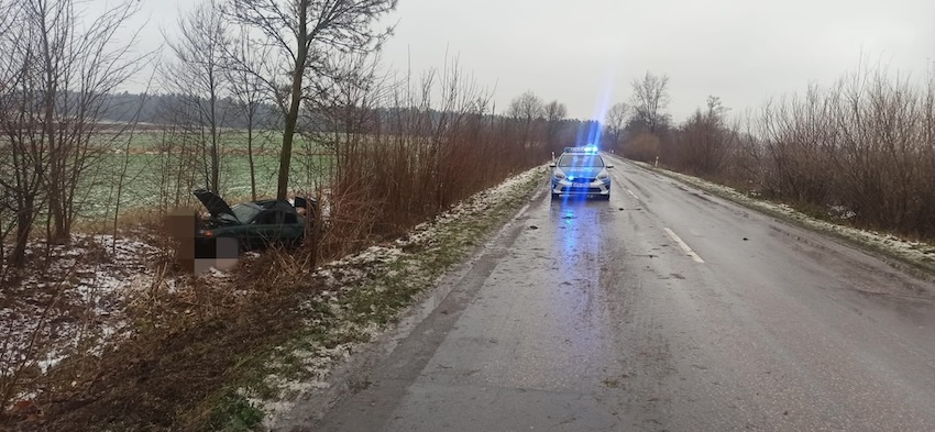 Wysokie Mazowieckie: Dachowanie osobowego BMW. Kierowca stracił panowanie nad pojazdem [foto]