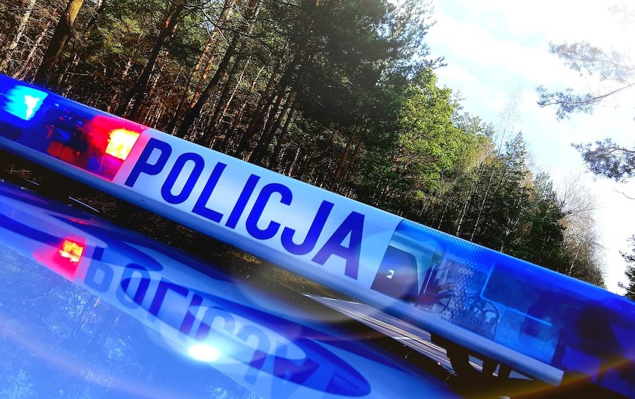 Czyżew: Dachowanie osobowego forda prowadzonego przez 83-latka