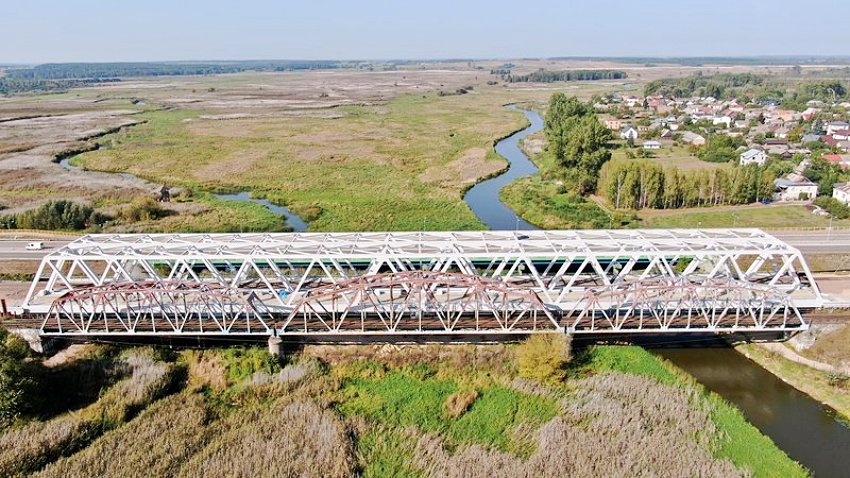 Rail Baltica odc. Czyżew – Białystok: pierwsze pociągi pojadą nowym mostem nad Narwią