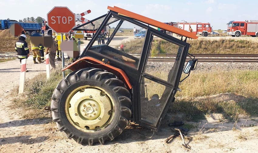 Czyżew: 66-letni kierowca Ursusa zderzył się z lokomotywą [foto]