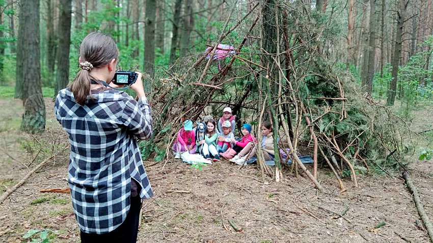 Stajnia, sklep i dom w lesie: Dzieci z gminy Nowe Piekuty stworzyły leśną społeczność