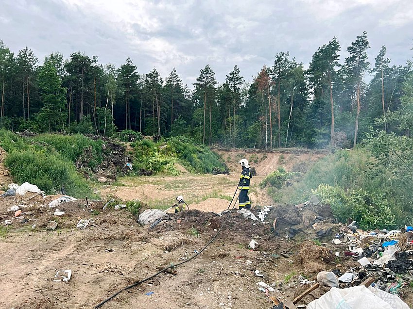 Wysypisko w ogniu: interwencja strażaków z Wysokiego Mazowieckiego i Sokół [foto]
