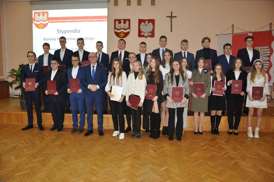 30 najzdolniejszych uczniow w powiecie wysokomazowieckim odebrało stypendium 