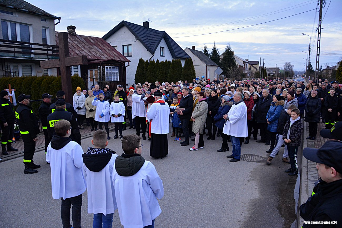 Droga Krzyżowa w Szepietowie: Mieszkańcy przemierzają ulice miasta w modlitwie
