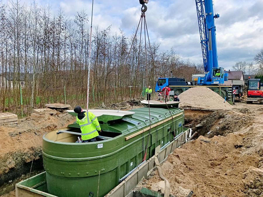 Montaż zbiornika oczyszczalni ścieków w Trojanowie