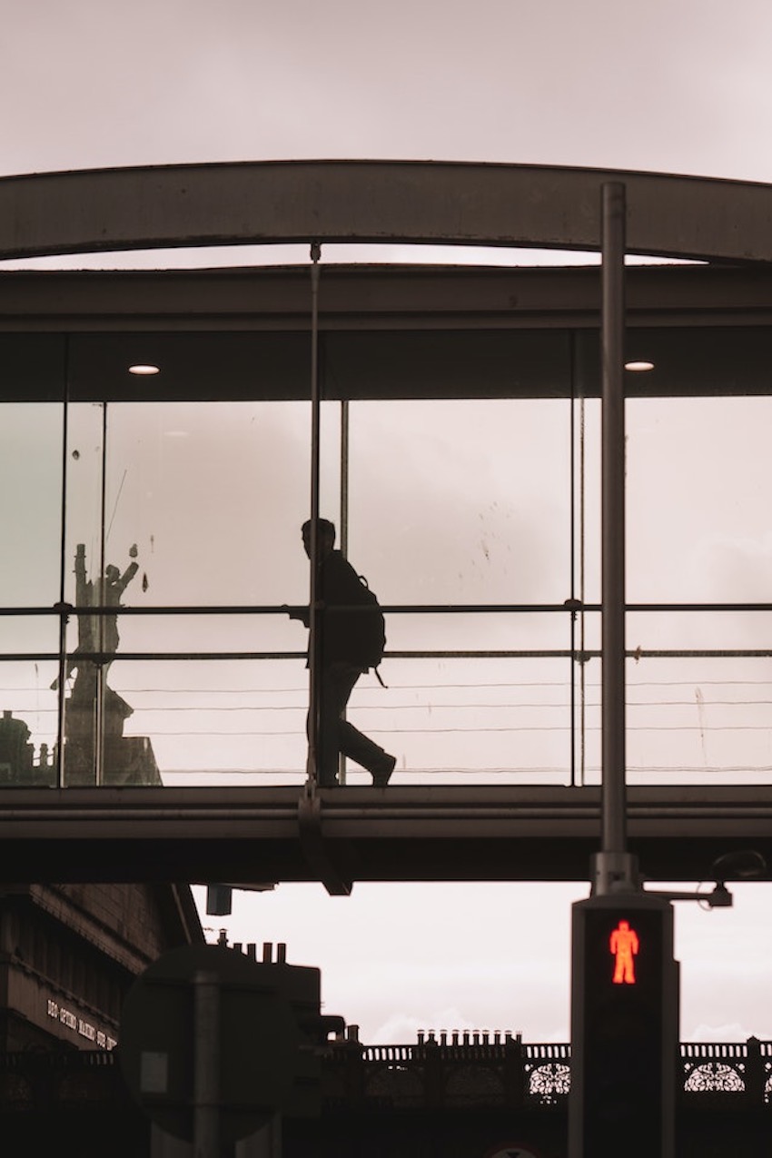 Bezpieczeństwo ruchu drogowego a kładka dla pieszych – jak można ją wykorzystać?