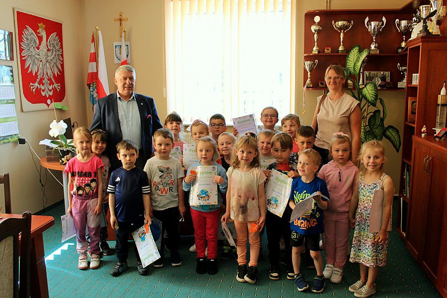Z wizytą u Wójta - najmłodsi mieszkańcy Nowych Piekut poznają lokalne władze