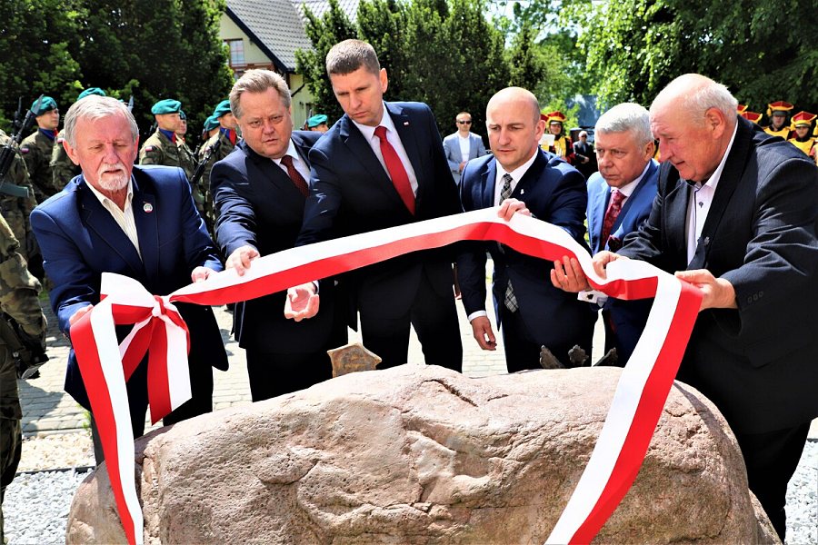 Zasłużony hołd dla rodzin Żołnierzy Wyklętych - historyczne wydarzenie w Hodyszewie i Nowych Piekutach