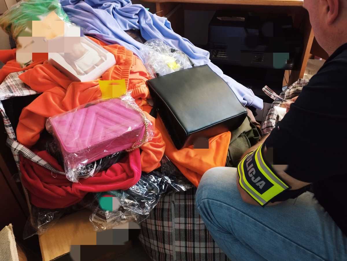 Czyżew: Nielegalny handel na targowisku. Policja zabezpieczyła ponad 300 sztuk podrabianej odzieży i torebek