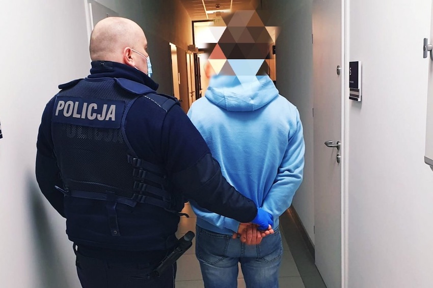 Czyżew. 26-latek awanturował się w domu. Policjanci zobaczyli na stole narkotyki