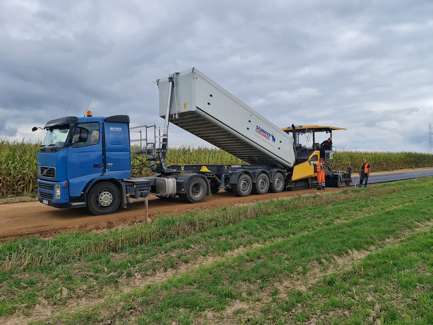 Prace budowlane na odcinku drogi powiatowej Dąbrówka Kościelna - Szepietowo Wawrzyńce