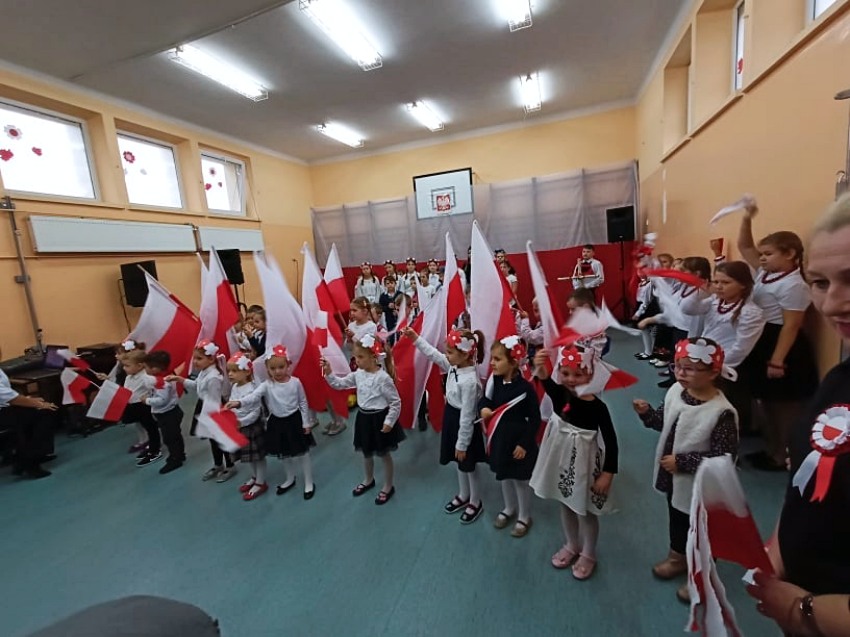 Dąbrówka Kościelna. Obchody Dnia Patrona Szkoły Podstawowej im. Polskiej Organizacji Wojskowej [foto]
