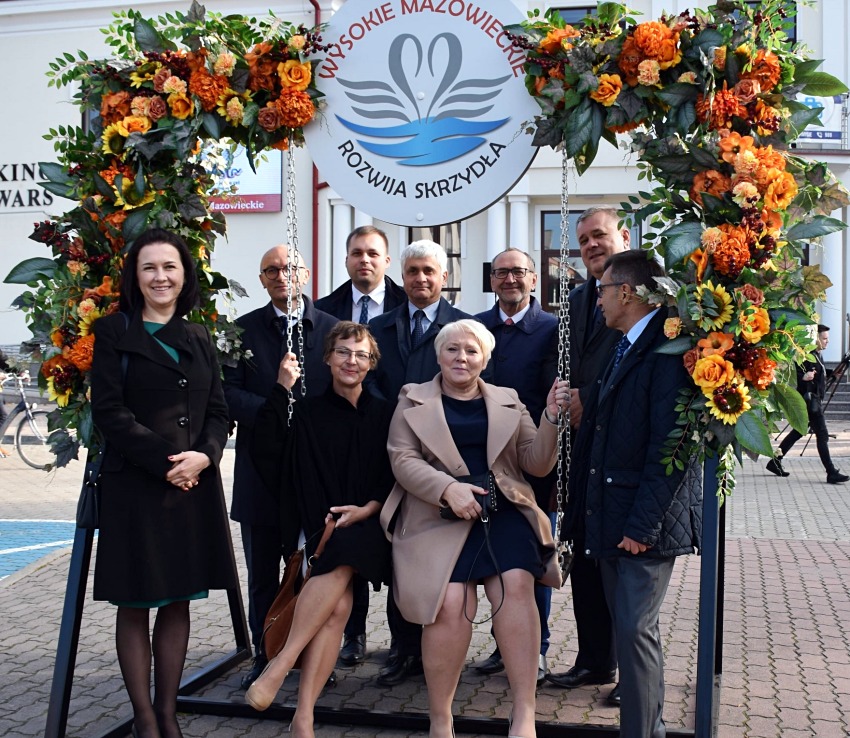 Nowa atrakcja w Wysokiem Mazowieckiem. Huśtawka na placu przed MOK [foto]