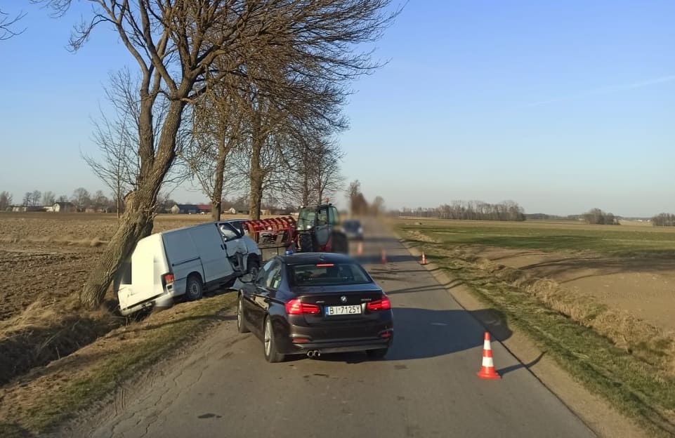 Szepietowo. Ładowarka zderzyła się z busem. Kierowca maszyny miał ponad 2 promile [foto]