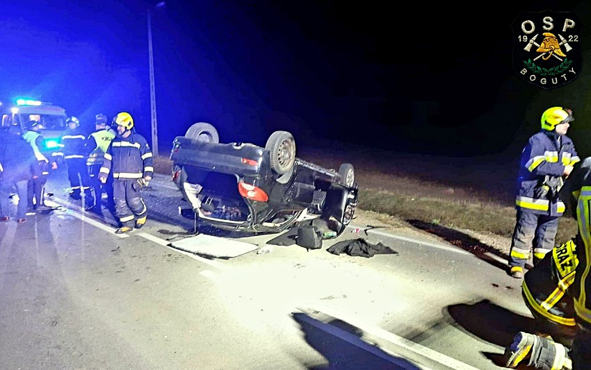 Ciechanowiec. Dachowanie osobówki. Jedna osoba trafiła do szpitala [foto]